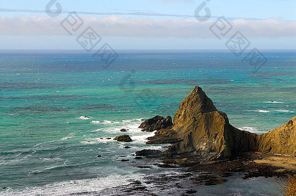 加利福尼亚西海岸的太平洋景观、岩石、海浪、悬崖和海滩