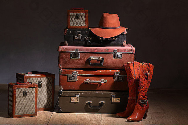 道具，东西，手提箱，包，帽子，珍品，古董，烟斗