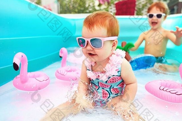 可爱快乐的在儿童游泳池玩得开心，暑假