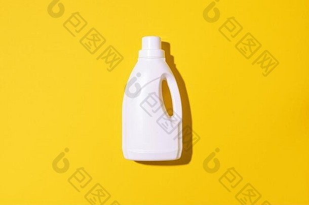 白色塑料瓶，以黄色为背景，装有清洁产品、家用化学品或<strong>洗衣液</strong>。顶视图。平铺。空间。清洁剂瓶。