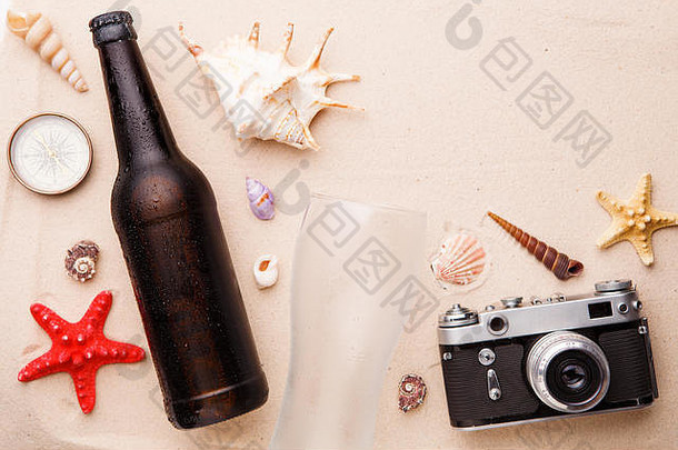 沙滩上的啤酒瓶和玻璃杯。