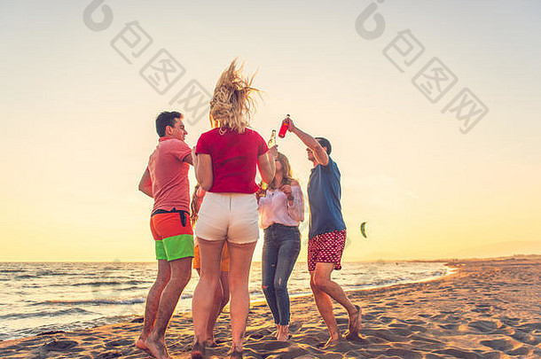 一群朋友在海滩上聚会