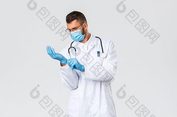 2019<strong>冠状病毒</strong>疾病，医务人员，流行病，预防<strong>病毒</strong>的概念。年轻的医生穿着白色的衣服，戴上医用口罩，戴上橡胶手套进行观察