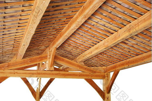 用圆形瓦片支撑屋顶的木制框架。白色<strong>背景</strong>