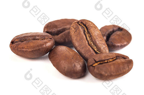 在白色背景上分离的烘焙咖啡豆。