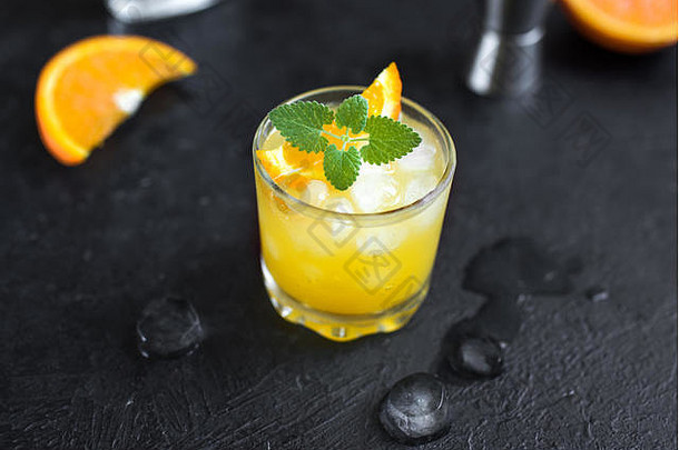 黑底杜松子酒和橙汁鸡尾酒，俯视图。用伏特加、冰、橘子和薄荷调制的清爽夏日鸡尾酒。