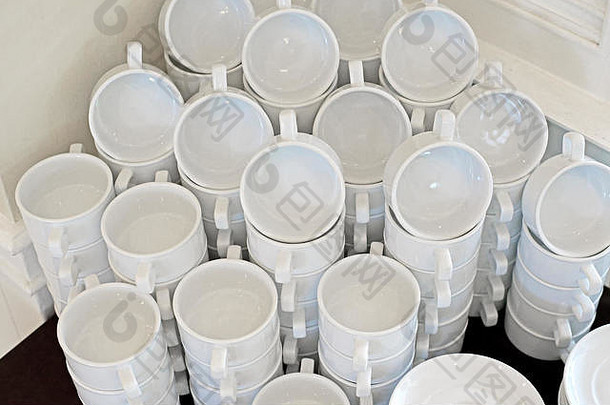 桌子上一堆白色的陶瓷碗