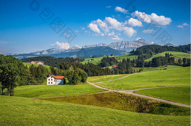 美丽的视图田园山风景阿尔卑斯山脉绿色梅多斯著名的萨恩提斯<strong>峰会背景</strong>阳光明媚的