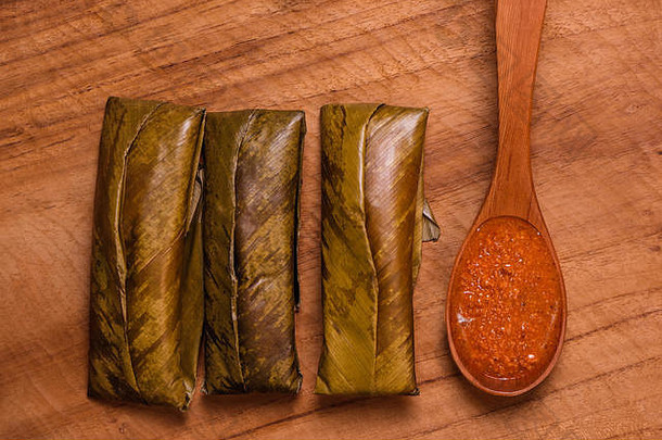 前视图黏糊糊的大米包装叶子服务花生酱汁木勺子著名的厨房婆罗洲文莱捞越上午被称为