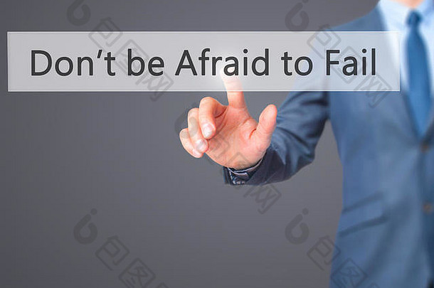 不要害怕失败-在触摸屏界面上用手按下按钮。商业、技术、互联网概念。库存照片