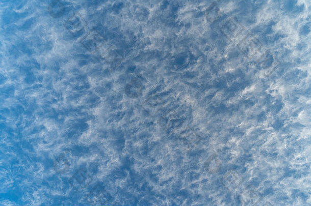 一张蓝天白云形成不同形状的照片