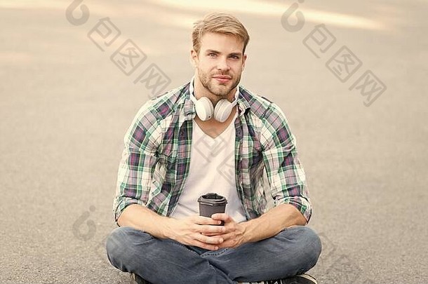 大学生活生活平衡幸福健康咖啡打破男人。坐地面喝咖啡放松充电有趣的打破的家伙无忧无虑的学生享受咖啡在户外