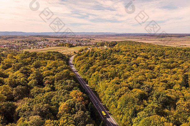 空中无人机视图农村景观<strong>车辆</strong>移动路色彩斑斓的秋天森林温暖的阳光明媚的一天