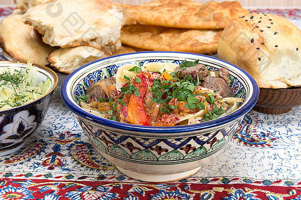 使用拉面的菜肴通常在牛肉或羊肉味的汤中，称为汤汁