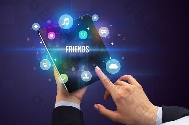 手持可折叠智能手机的商人，朋友题词，社交媒体概念
