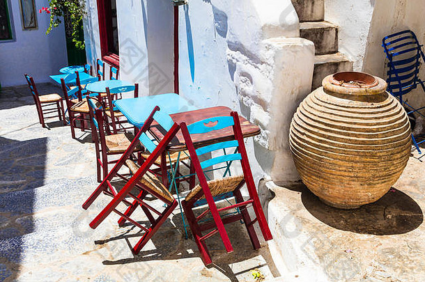 传统的街道希腊背影酒馆纳克索斯岛