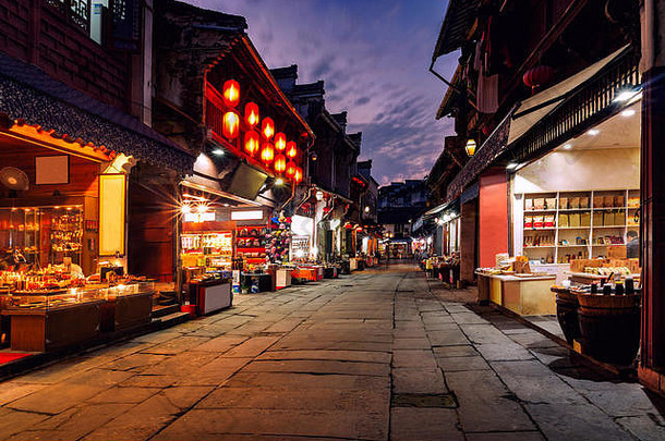 黄山市历史中心街道的日落景观。中国