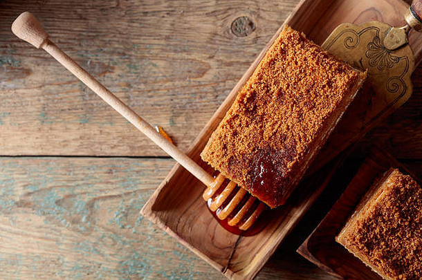 自制的蜂蜜蛋糕奶油木表格前视图