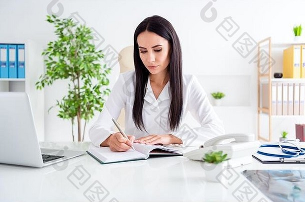 照片美丽的医生夫人听病人抱怨注意的是写作笔个人规划师诊断处方穿白色实验室外套衬衫<strong>坐椅子</strong>