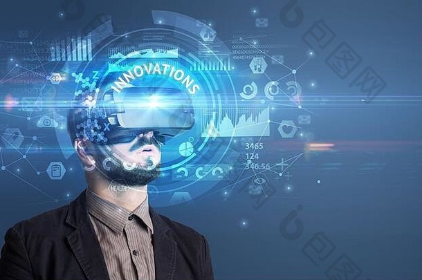 商人透过虚拟现实眼镜看创新碑文，创新技术理念