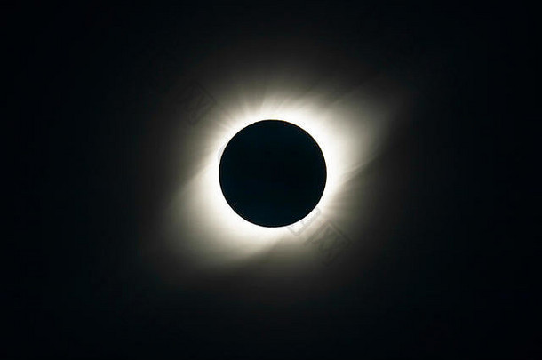 日全食期间的日冕大气层，日全食期间被月球覆盖的太阳的惊人景象