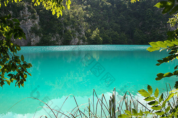 克罗地亚plitvice公园的瀑布和湖泊。清澈的蓝色海水，绿色且色彩丰富