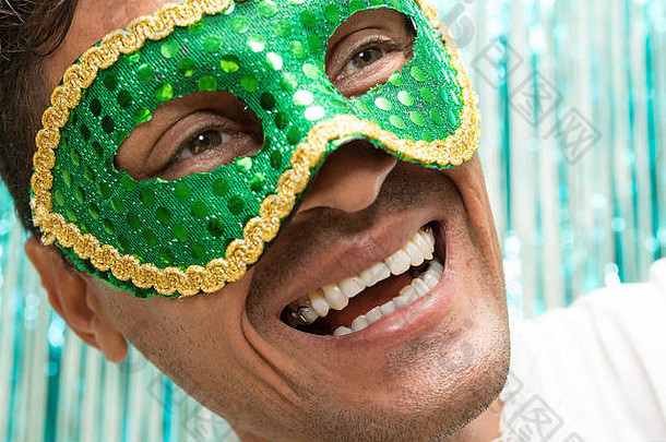 黑色的男人。微笑穿绿色面具<strong>狂欢</strong>节服装头像脸照片