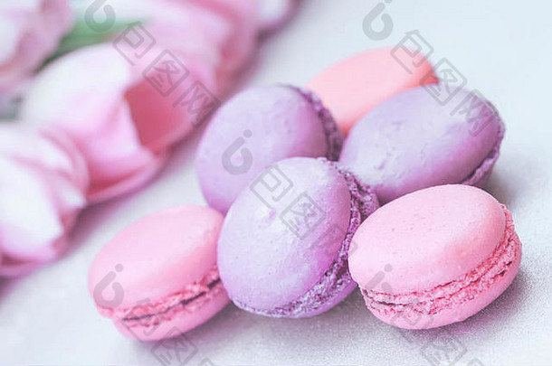 粉色和紫色杏仁饼特写，春花，郁金香，柔和的柔和背景。浪漫的早晨，送给爱人的礼物