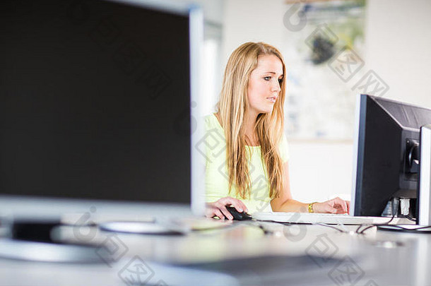 一个漂亮的女学生看着桌面电脑屏幕，得知关于她<strong>考试成绩</strong>的不愉快消息。大学/办公室/