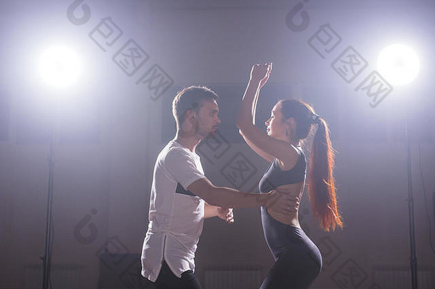 在<strong>舞蹈班</strong>背景下，一对年轻夫妇在社交场合舞蹈danse kizomba或bachata或semba或taraxia