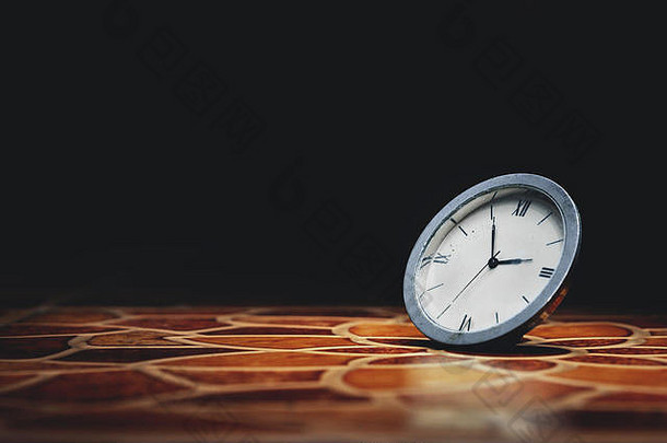 破古董钟掉在地板上。聚光灯下的戏剧时间概念。时间概念上的损失。