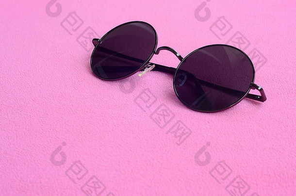 时髦的黑色圆眼镜太阳镜放在柔软蓬松的淡<strong>粉色</strong>抓绒织物制成的毯子上。fema中的时尚<strong>背景图</strong>片