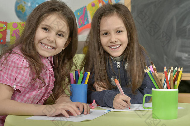 小女孩们用铅笔画画。