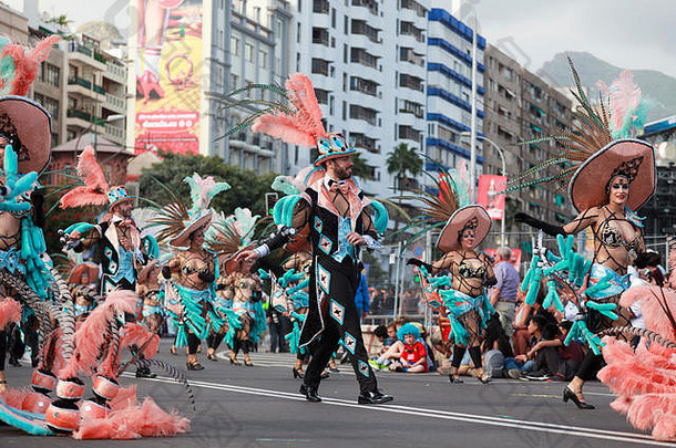 加那利群岛圣克鲁斯德特内里费——大约<strong>2018</strong>年2月：<strong>狂欢</strong>节团体和穿着盛装的角色，在城市街道上游行