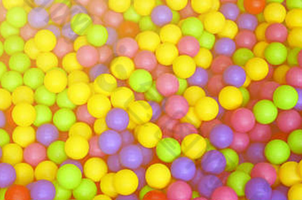 操场上的儿童棒球场里有许多五颜六色的塑料球。特写模式。
