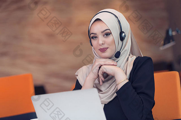 漂亮的电话接线员阿拉伯女人在创业办公室工作