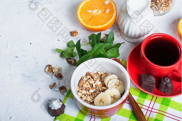 健康早餐。格兰诺拉麦片配香蕉、蜂蜜、坚果、一杯浓咖啡、水果。健康饮食的概念。平铺。空间。