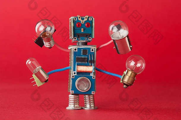 四只手拿着灯泡的军人照明器。五颜六色的机器人角色手持不同的复古灯。有趣的电子零件。红色背景宏观视图