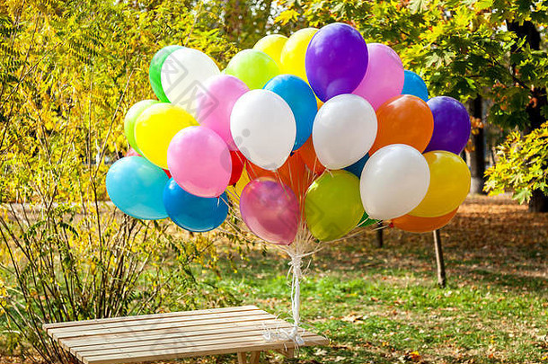 秋天公园里的气球黄色秋天的时光，五彩缤纷的气球，关于秋天，秋天的主题，设计，创意