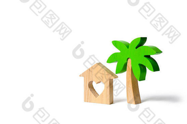 木质棕榈树和房子，在一个孤立的背景上有心形图案。概念休闲和度假。在度假村房屋和房产。浪漫的