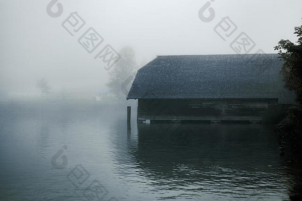 木房子科尼格湖湖schonau港口巴伐利亚德国树雾