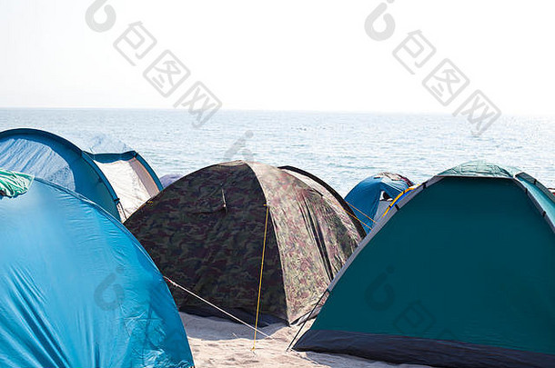 罗马尼亚瓦马·维切黑海海岸边帐篷露营的照片