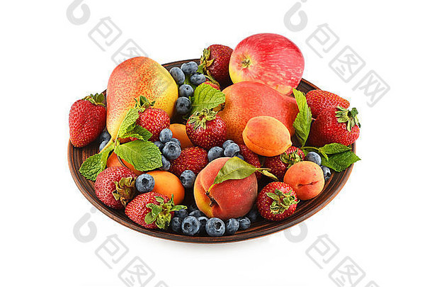 成熟的新鲜的夏天<strong>水果</strong>浆果混合薄荷叶子陶瓷板孤立的白色草莓蓝莓apric