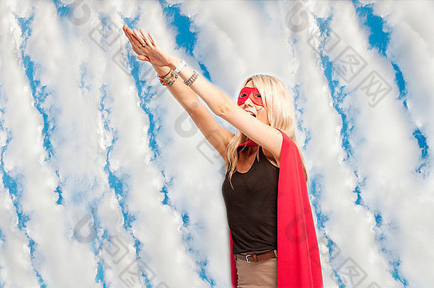 身着超级英雄服装的年轻女子在云天的天空中跳跃