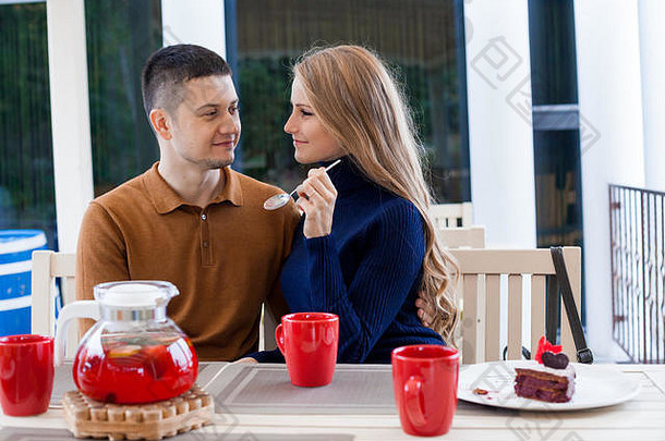 丈夫和妻子度假时喝热咖啡和茶