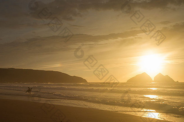日落与冲浪者在霍利韦尔湾，英国纽基