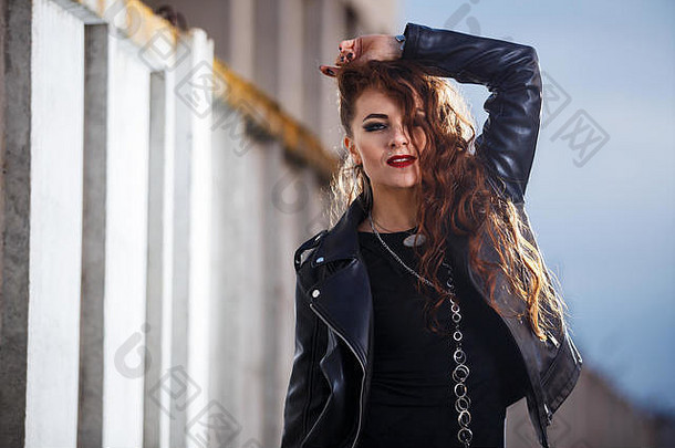 穿着皮夹克的年轻<strong>摇滚</strong>风格女孩的肖像。炫目<strong>摇滚</strong>风格造型