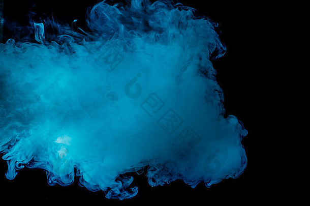抽象的黑色背景上的蓝色水烟。使用凝胶过滤器拍摄。不健康的概念。