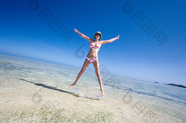 女孩比基尼跳快乐沙滩热带环礁湖斐济南太平洋