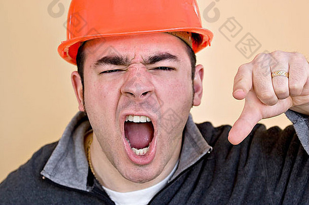 这名建筑工人正用手指着某人，大喊大叫。